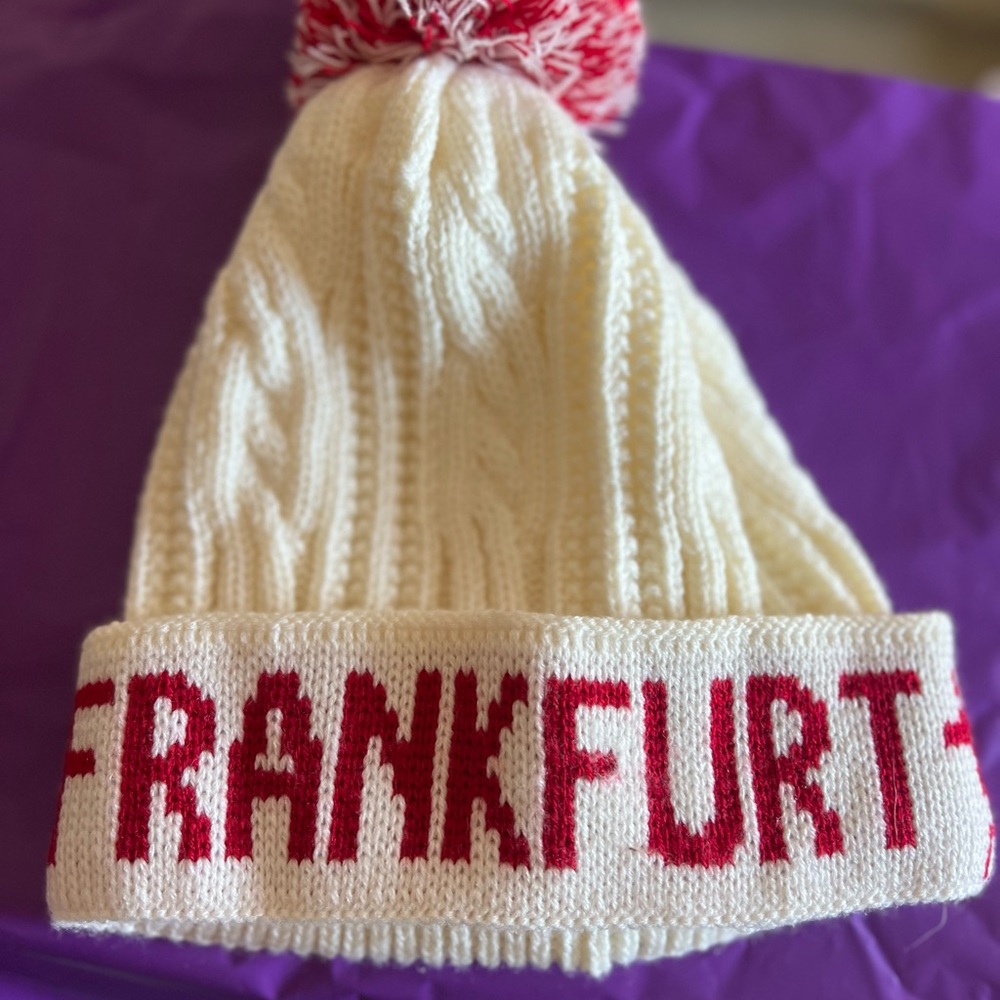 Cozy cream/off white and Red Frankfurt pompom Beanie